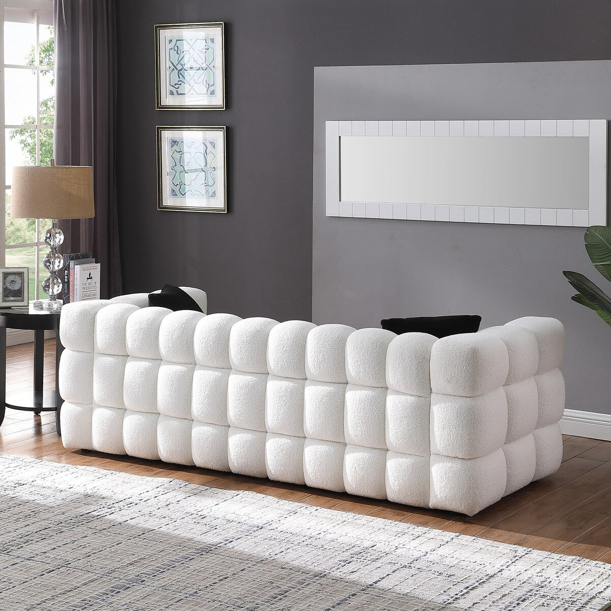 84.3 Canapé 3 places luxueux et spacieux en bouclette, recouvert de tissu Marshmallow, avec 2 coussins carrés décoratifs et accoudoirs carrés.