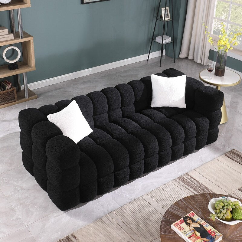 84.3 Canapé 3 places luxueux et spacieux en bouclette, recouvert de tissu Marshmallow, avec 2 coussins carrés décoratifs et accoudoirs carrés.