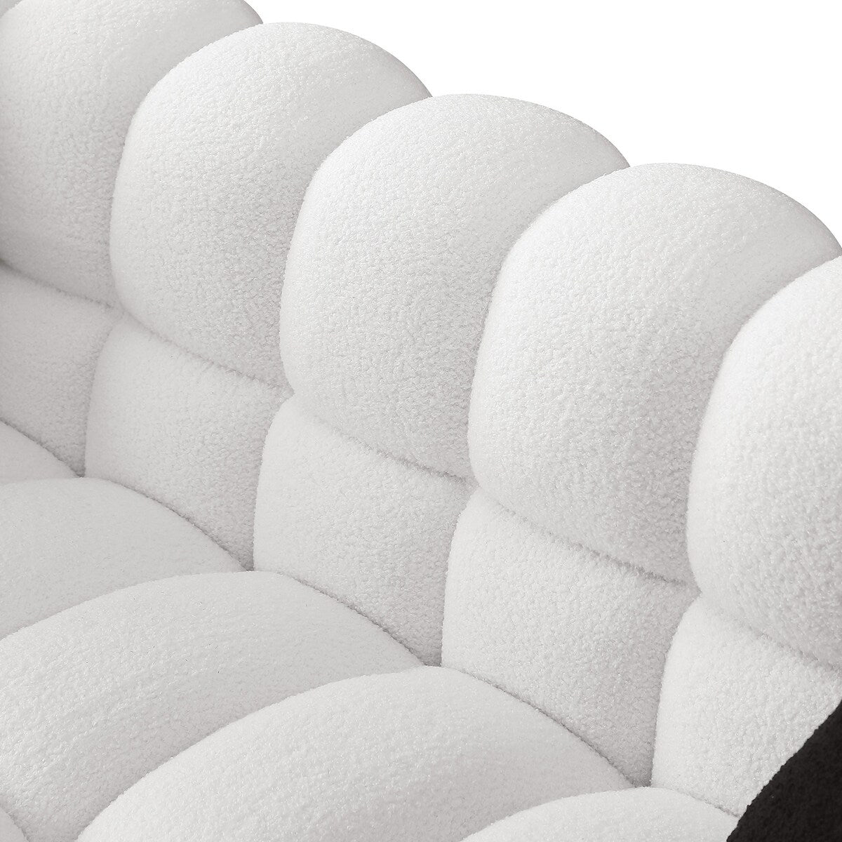 84.3 Canapé 3 places luxueux et spacieux en bouclette, recouvert de tissu Marshmallow, avec 2 coussins carrés décoratifs et accoudoirs carrés.