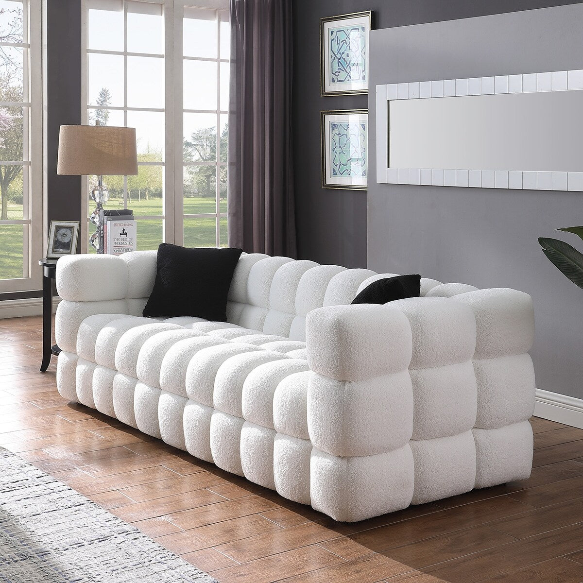 84.3 Canapé 3 places luxueux et spacieux en bouclette, recouvert de tissu Marshmallow, avec 2 coussins carrés décoratifs et accoudoirs carrés.