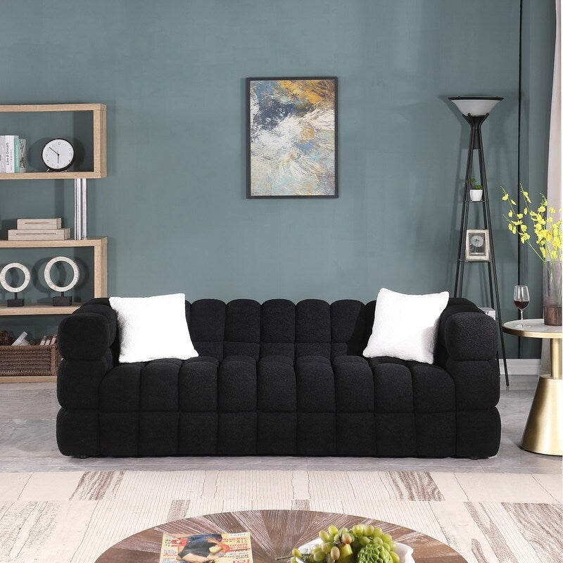 84.3 Canapé 3 places luxueux et spacieux en bouclette, recouvert de tissu Marshmallow, avec 2 coussins carrés décoratifs et accoudoirs carrés.