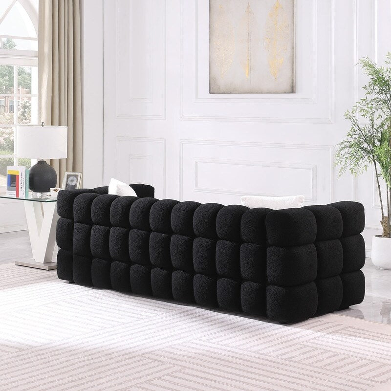 84.3 Canapé 3 places luxueux et spacieux en bouclette, recouvert de tissu Marshmallow, avec 2 coussins carrés décoratifs et accoudoirs carrés.