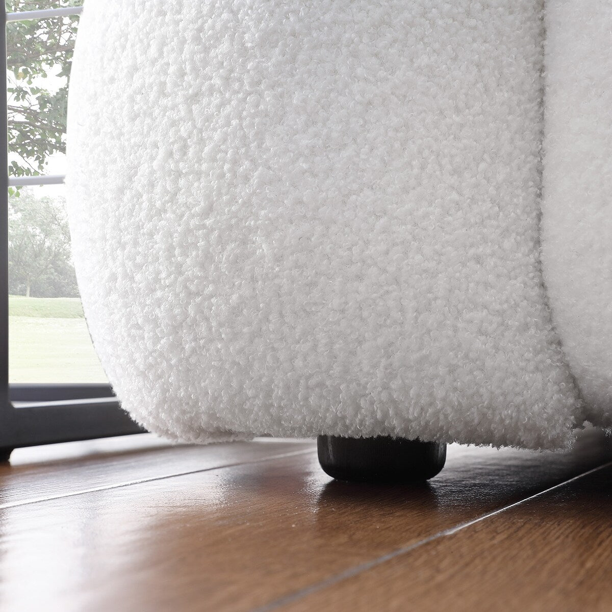 84.3 Canapé 3 places luxueux et spacieux en bouclette, recouvert de tissu Marshmallow, avec 2 coussins carrés décoratifs et accoudoirs carrés.