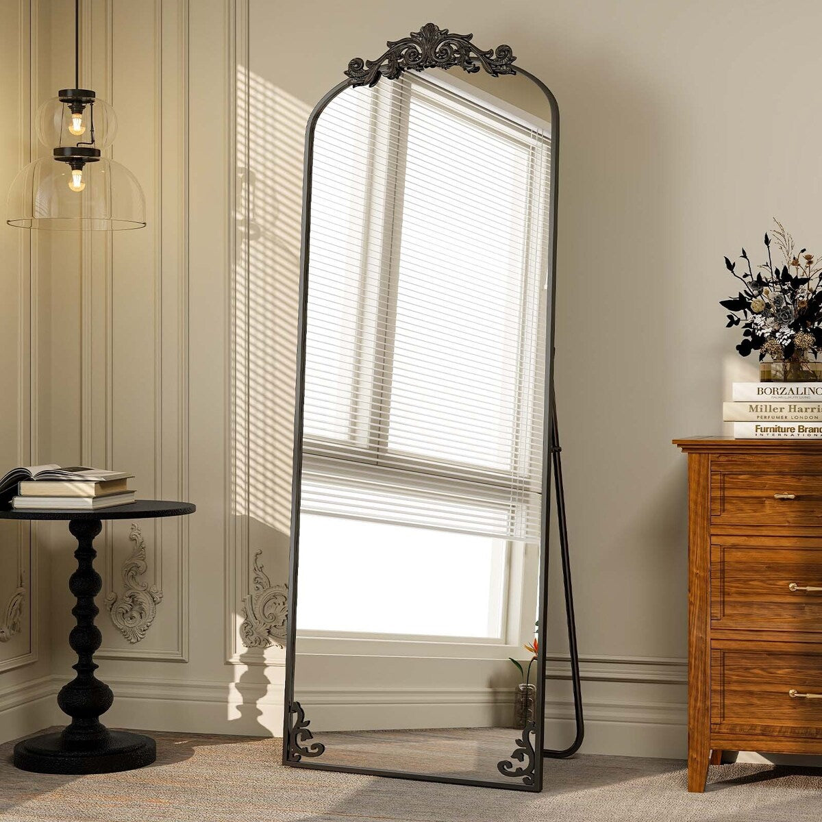 Grand miroir en forme d'arche avec motif floral baroque