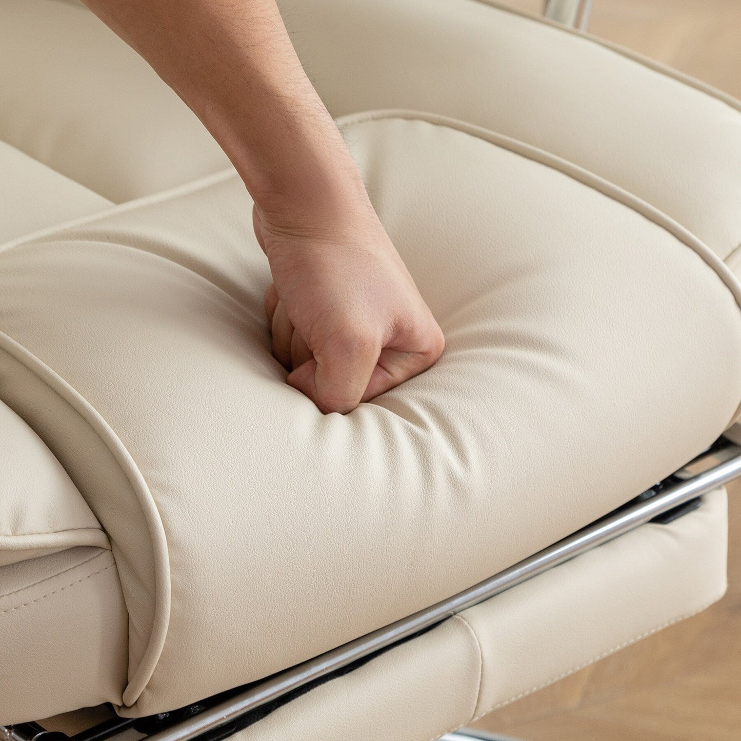 Fauteuil de bureau inclinable ergonomique à dossier haut en cuir synthétique beige, pivotant à 360°, avec support lombaire, repose-pieds et hauteur réglable.