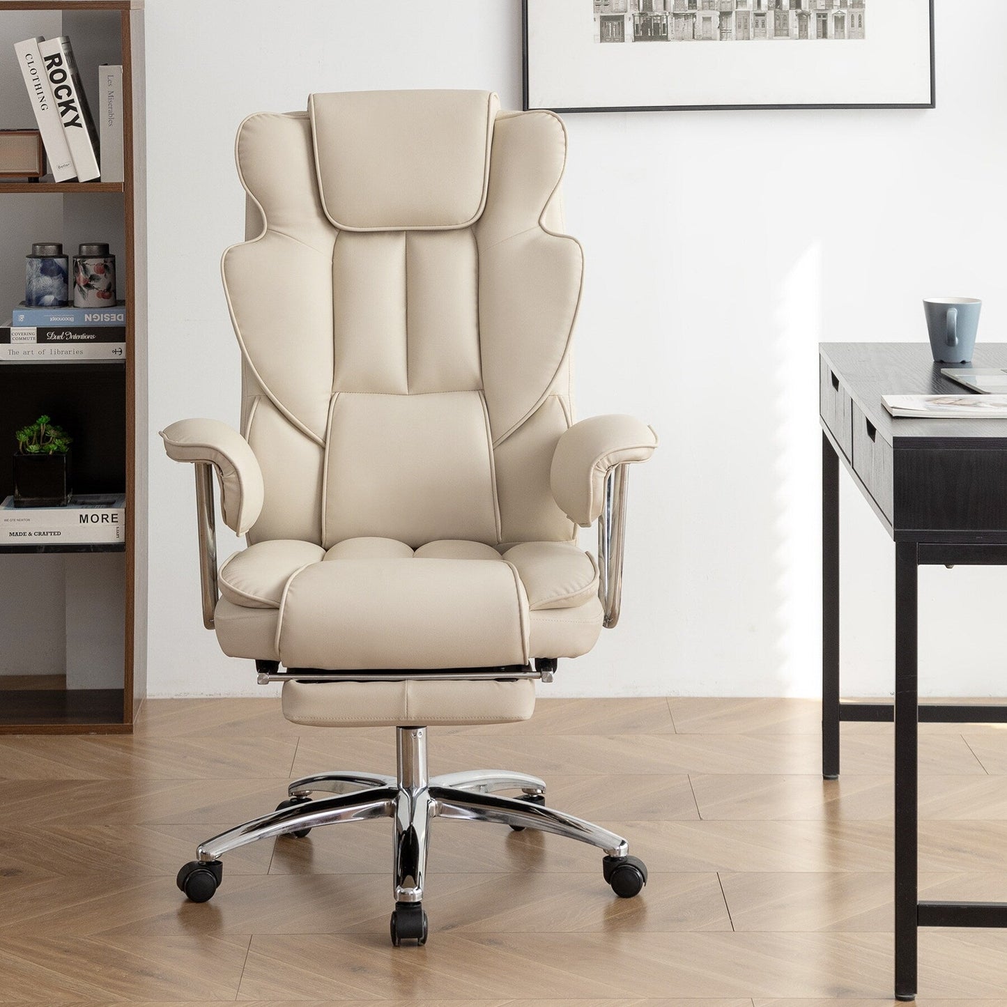 Fauteuil de bureau inclinable ergonomique à dossier haut en cuir synthétique beige, pivotant à 360°, avec support lombaire, repose-pieds et hauteur réglable.