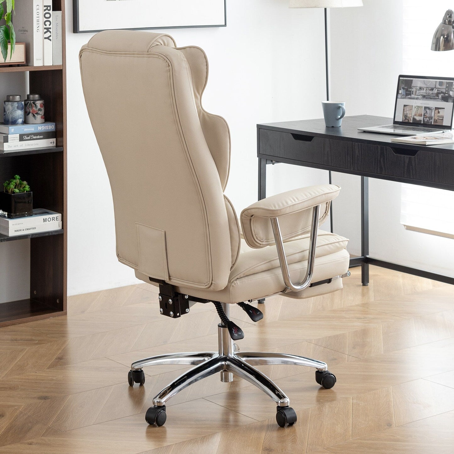 Fauteuil de bureau inclinable ergonomique à dossier haut en cuir synthétique beige, pivotant à 360°, avec support lombaire, repose-pieds et hauteur réglable.