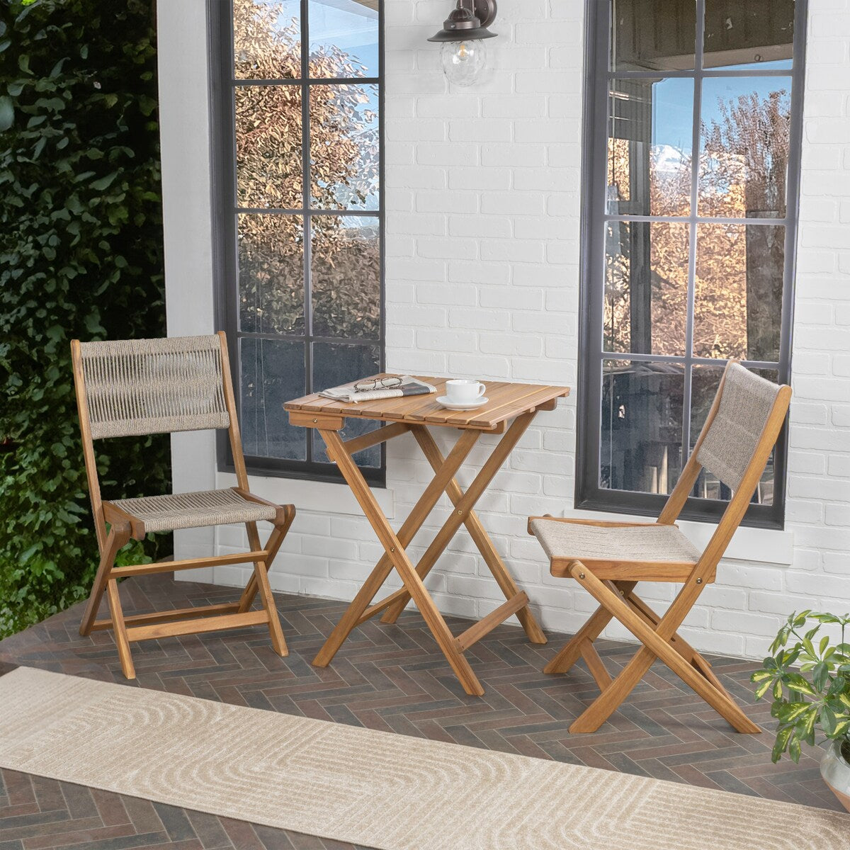 Cadiz Ensemble de bistro pliable pour extérieur en bois d'acacia, style côtier moderne, 3 pièces, par JONATHAN Y