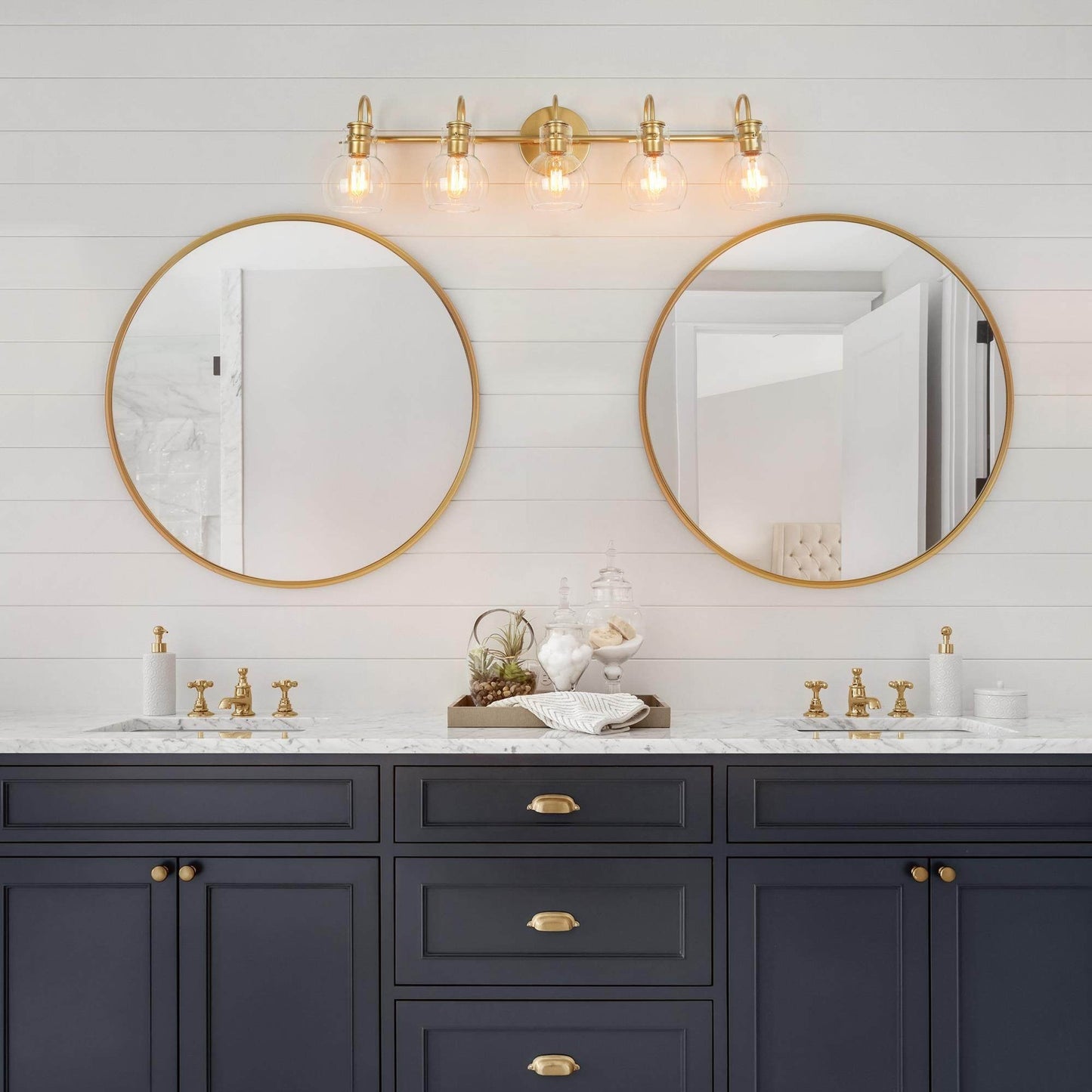 Applique murale de salle de bain à 3 lumières, style moderne, avec abat-jour en verre sphérique, couleur or.