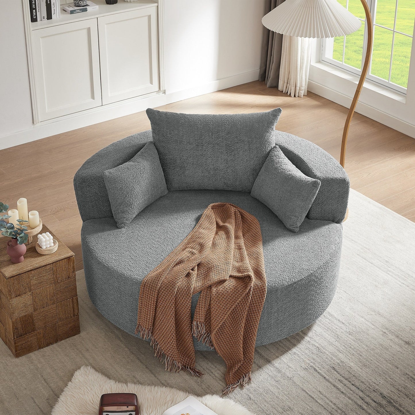 Fauteuil de salon en forme de tonneau avec accoudoirs, en chenille, avec base pivotante à 360 degrés et 3 coussins amovibles.
