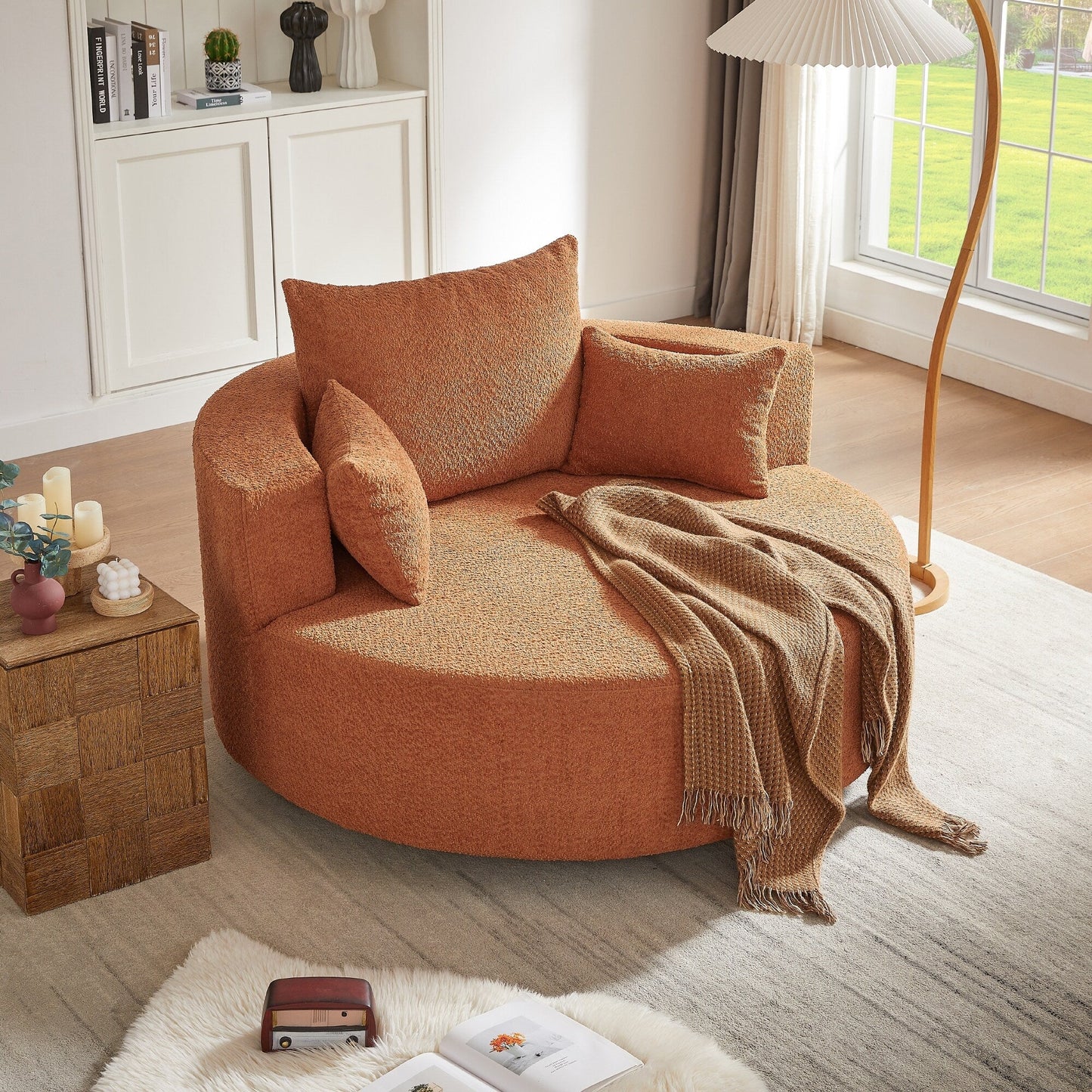 Fauteuil de salon en forme de tonneau avec accoudoirs, en chenille, avec base pivotante à 360 degrés et 3 coussins amovibles.