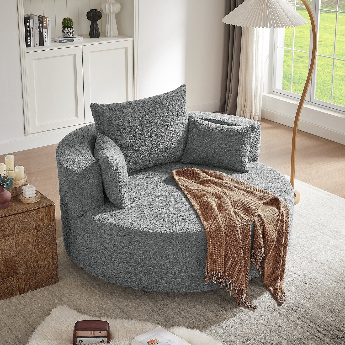 Fauteuil de salon en forme de tonneau avec accoudoirs, en chenille, avec base pivotante à 360 degrés et 3 coussins amovibles.