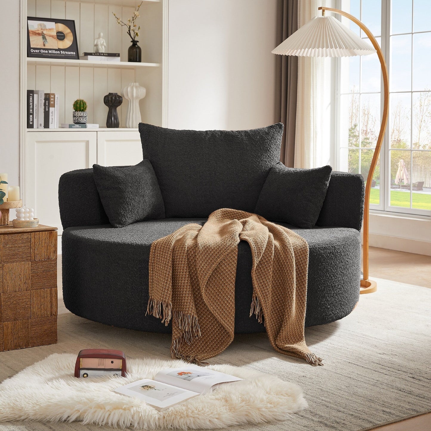 Fauteuil de salon en forme de tonneau avec accoudoirs, en chenille, avec base pivotante à 360 degrés et 3 coussins amovibles.