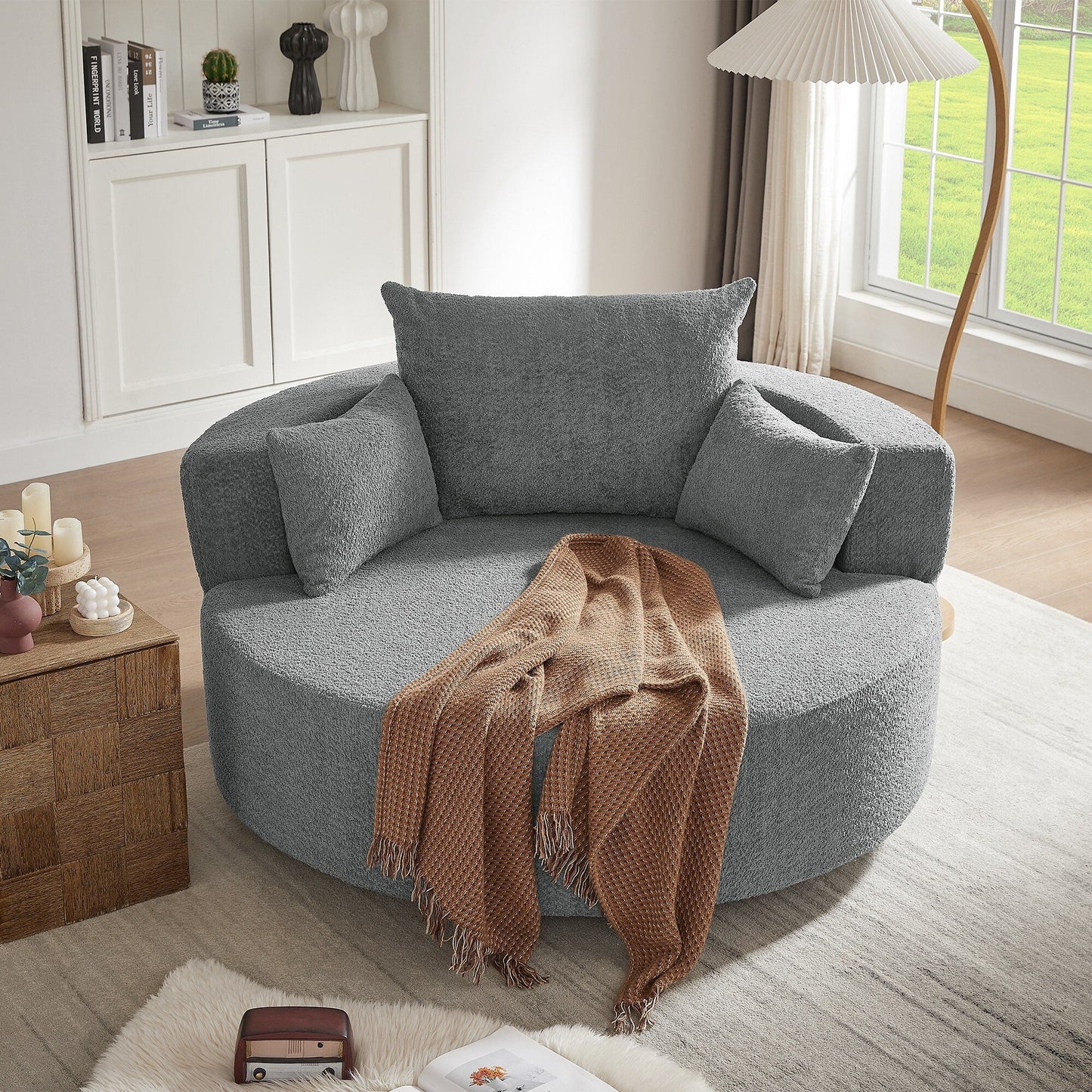 Fauteuil de salon en forme de tonneau avec accoudoirs, en chenille, avec base pivotante à 360 degrés et 3 coussins amovibles.