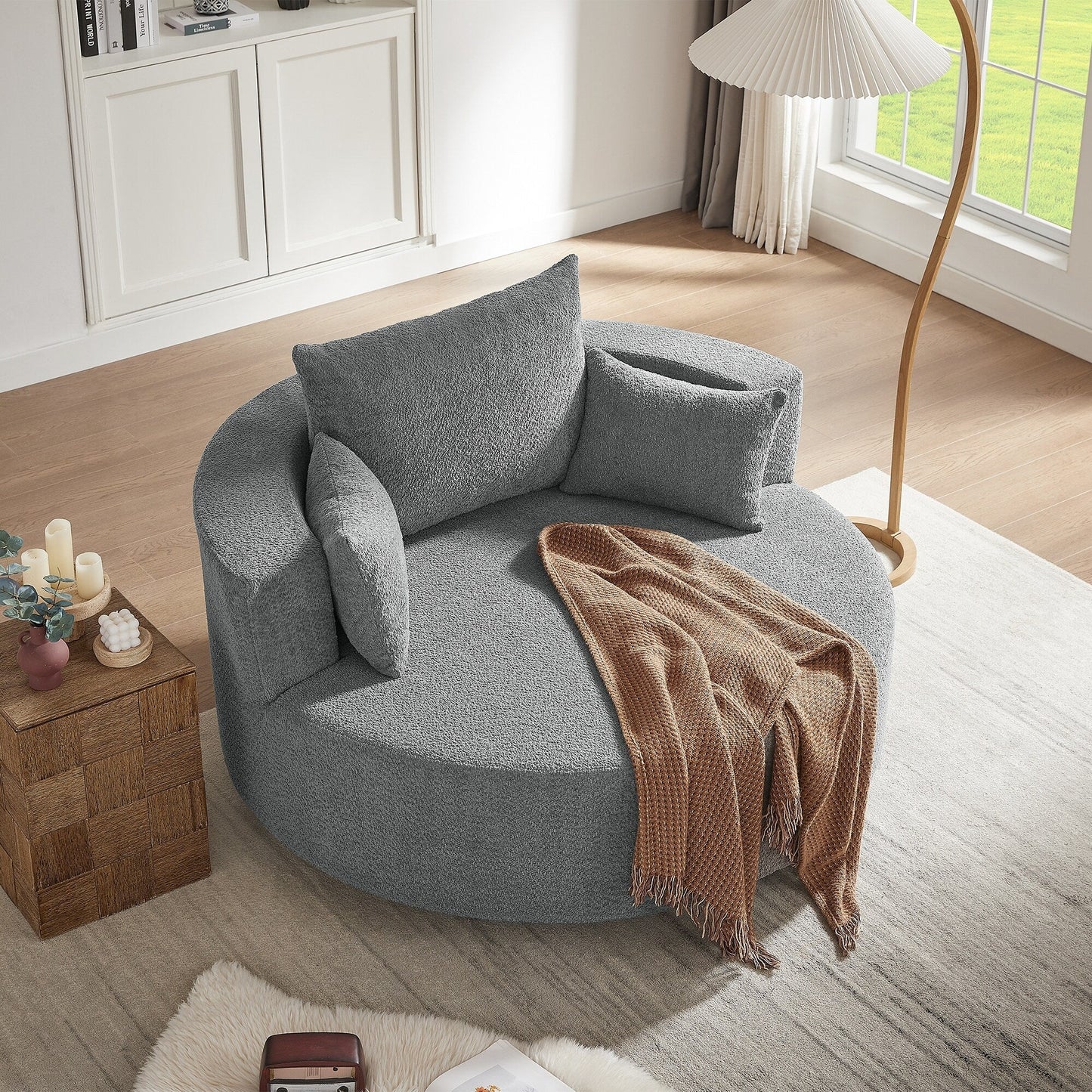 Fauteuil de salon en forme de tonneau avec accoudoirs, en chenille, avec base pivotante à 360 degrés et 3 coussins amovibles.