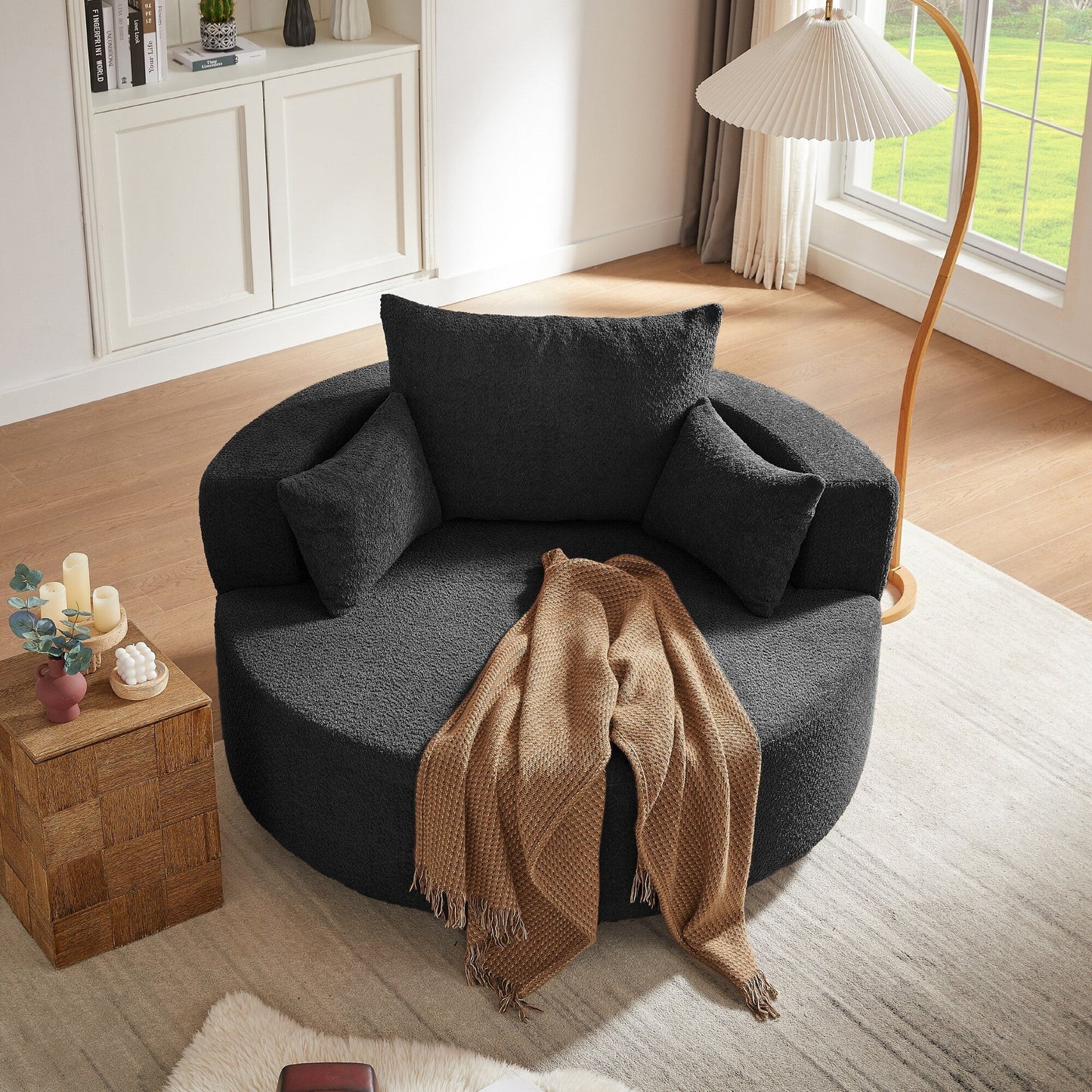 Fauteuil de salon en forme de tonneau avec accoudoirs, en chenille, avec base pivotante à 360 degrés et 3 coussins amovibles.