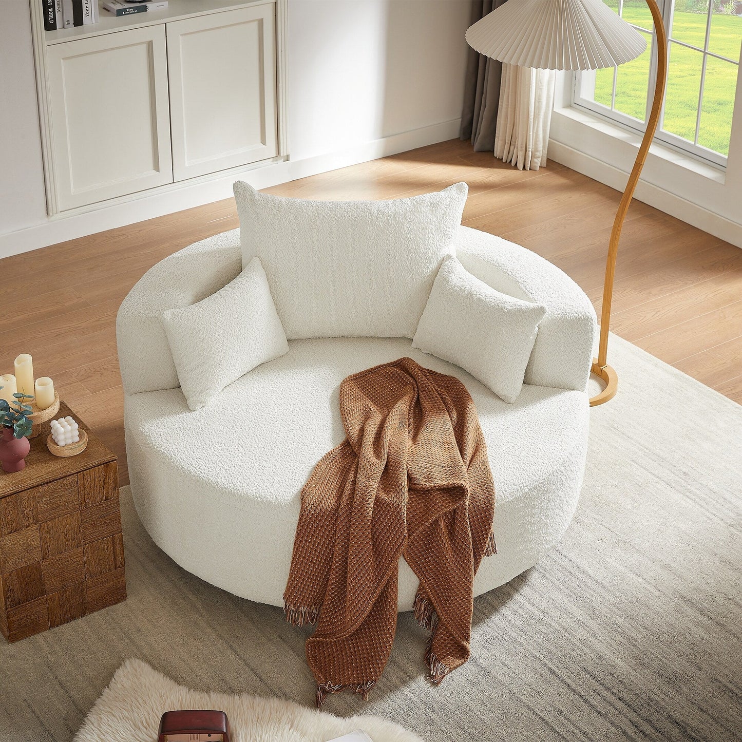 Fauteuil de salon en forme de tonneau avec accoudoirs, en chenille, avec base pivotante à 360 degrés et 3 coussins amovibles.
