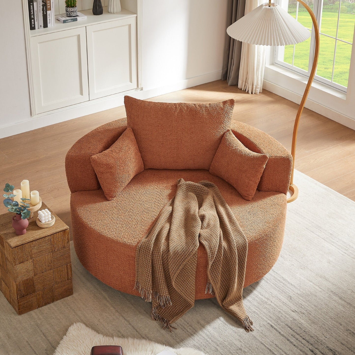 Fauteuil de salon en forme de tonneau avec accoudoirs, en chenille, avec base pivotante à 360 degrés et 3 coussins amovibles.