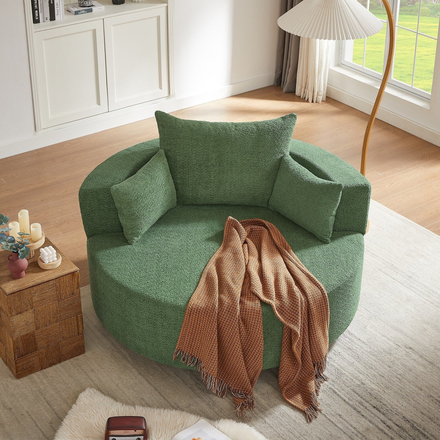 Fauteuil de salon en forme de tonneau avec accoudoirs, en chenille, avec base pivotante à 360 degrés et 3 coussins amovibles.