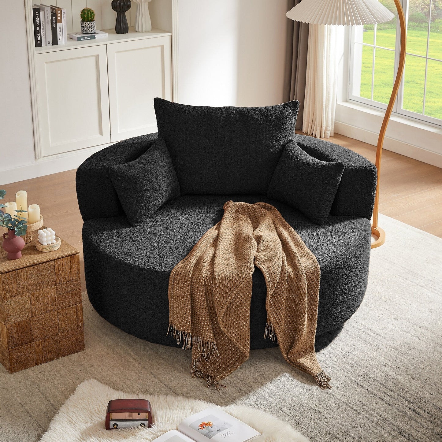 Fauteuil de salon en forme de tonneau avec accoudoirs, en chenille, avec base pivotante à 360 degrés et 3 coussins amovibles.