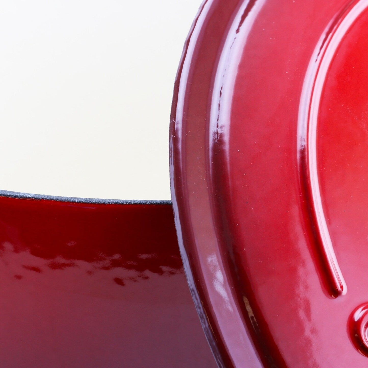 Poule à ragoût ronde en fonte de 7 quarts avec deux poignées, couleur rouge poivré, de la marque Craftsman.