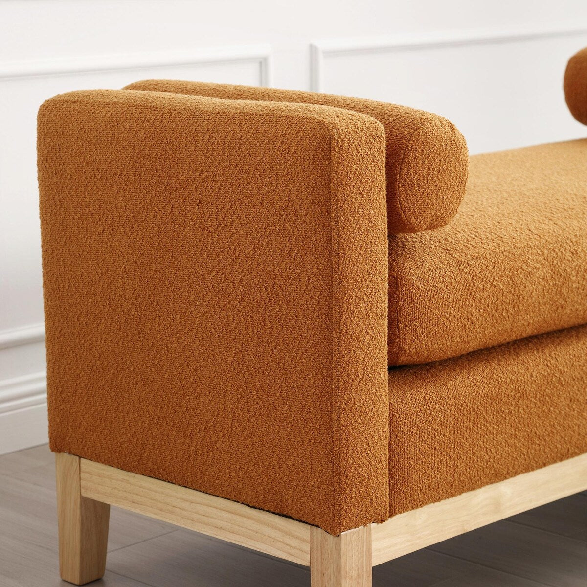 Tabouret-banc capitonné élégant de 53,5 pouces avec pieds en bois et coussins de soutien.