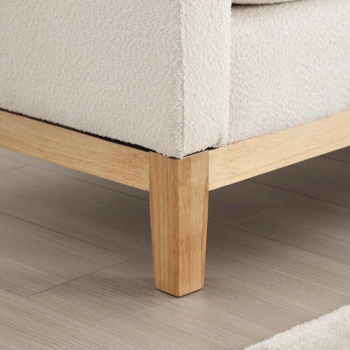 Tabouret-banc capitonné élégant de 53,5 pouces avec pieds en bois et coussins de soutien.