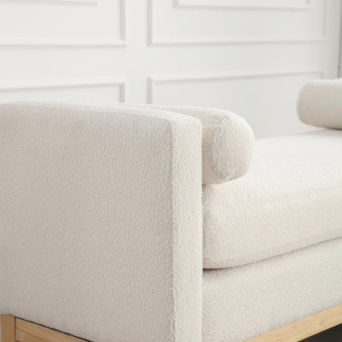 Tabouret-banc capitonné élégant de 53,5 pouces avec pieds en bois et coussins de soutien.
