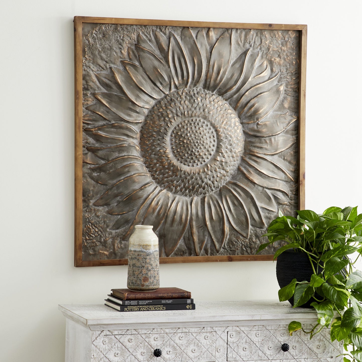 Décoration murale florale en métal représentant un tournesol avec détails en relief - Gris - Roche River Decor