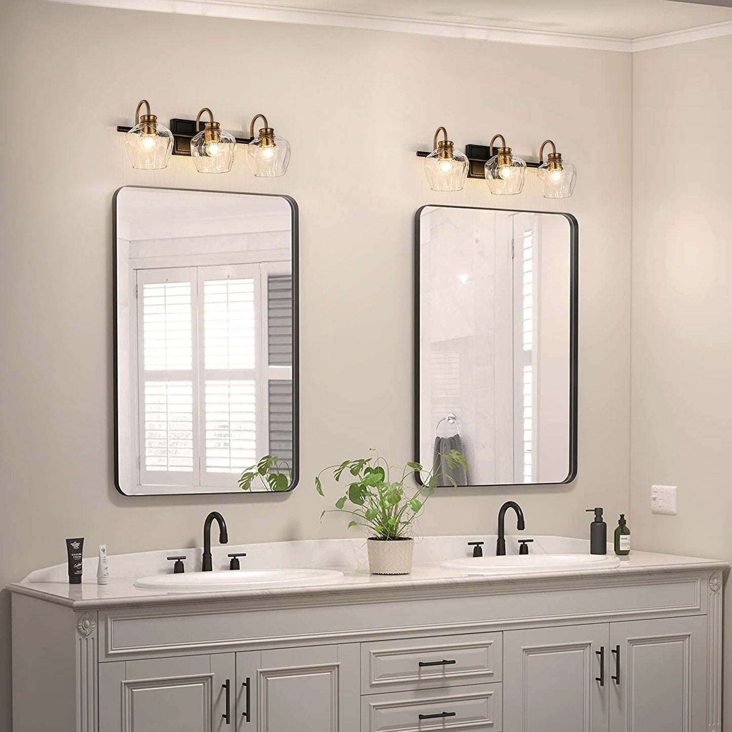 Appliques murales de salle de bain modernes à 3 ou 4 lumières, avec abat-jour en verre, et fonction de gradation.