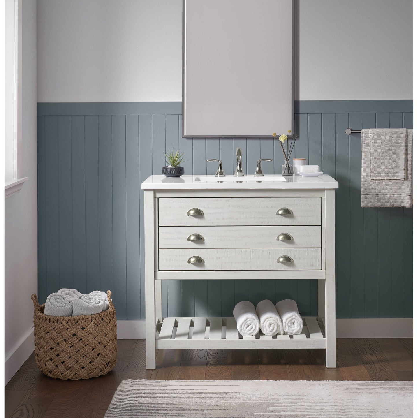 Meuble-lavabo de salle de bain simple Monterey 37, style farmhouse, avec plan de travail.
