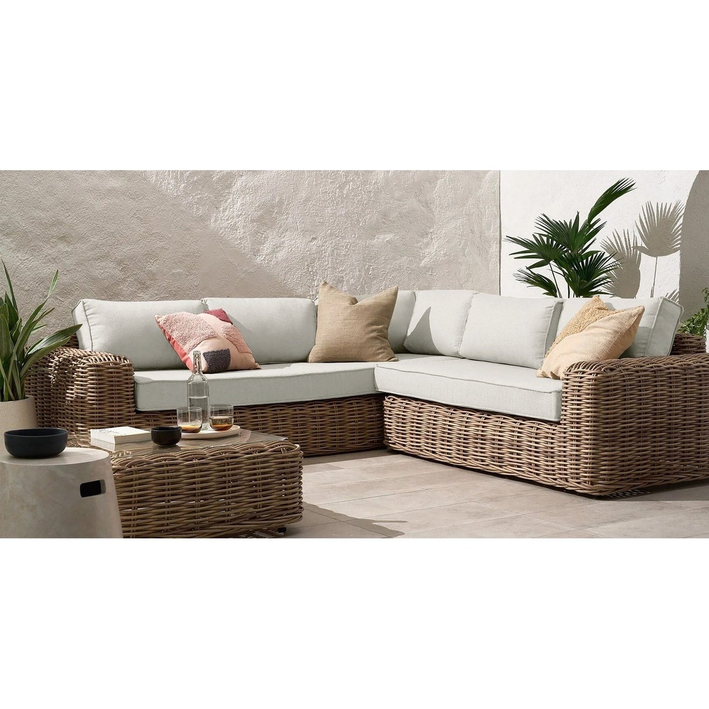 Ensemble d'assises d'angle d'extérieur/de terrasse Poly & Bark Puglia avec table basse