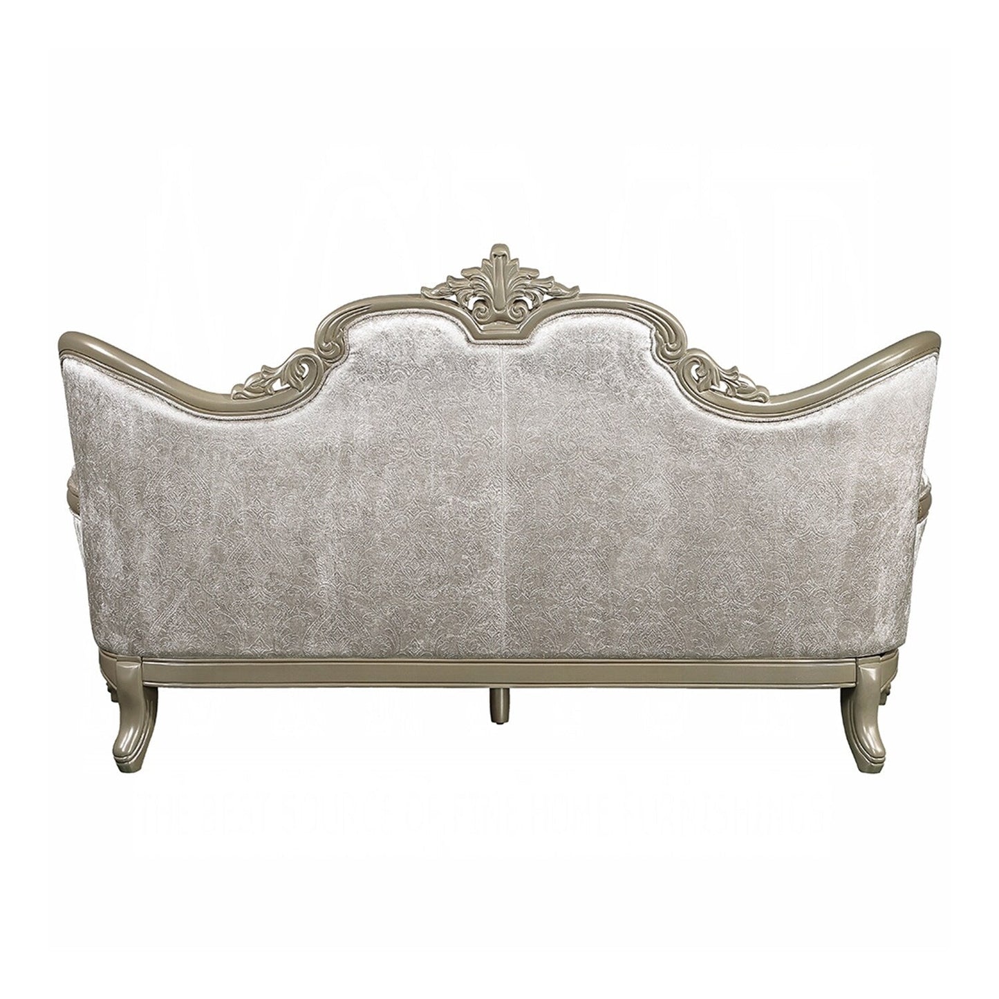Canapé recouvert de tissu avec dossier capitonné à boutons en beige et champagne.