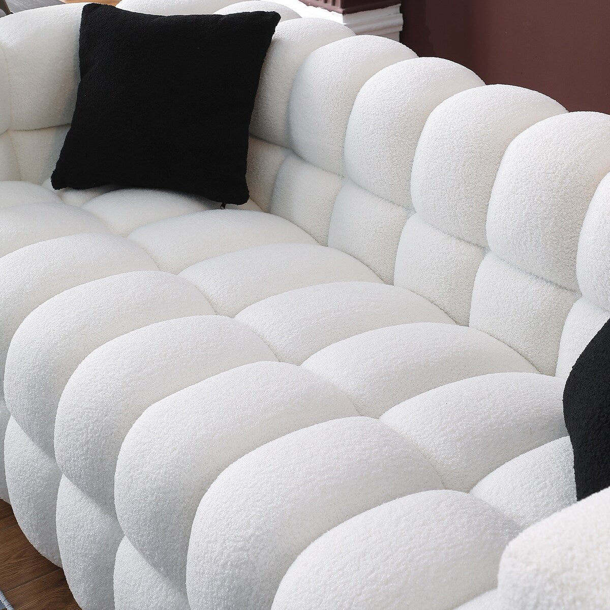 84.3 Canapé 3 places luxueux et spacieux en bouclette, recouvert de tissu Marshmallow, avec 2 coussins carrés décoratifs et accoudoirs carrés.
