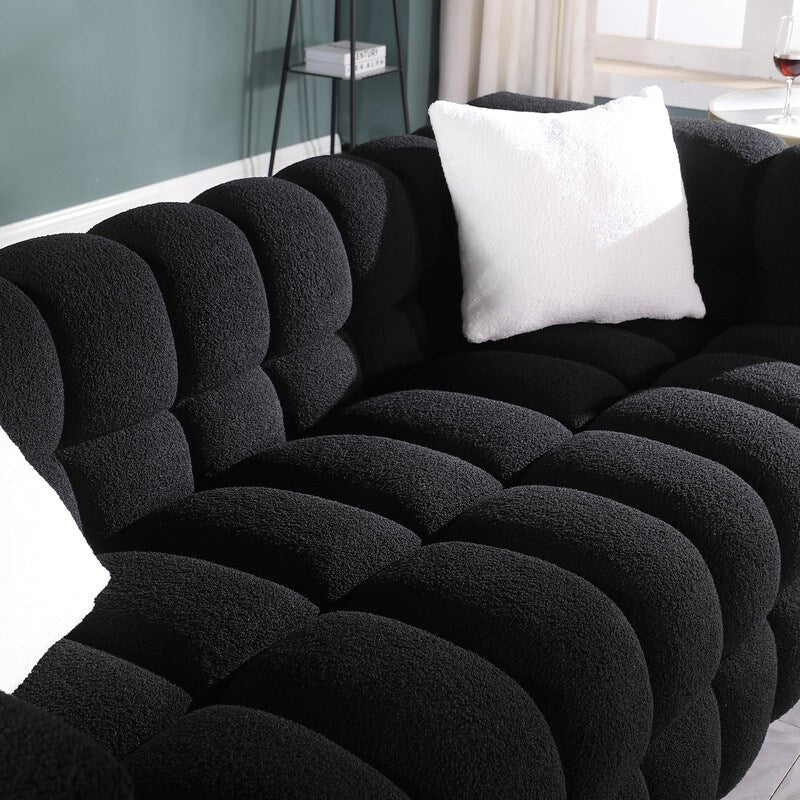 84.3 Canapé 3 places luxueux et spacieux en bouclette, recouvert de tissu Marshmallow, avec 2 coussins carrés décoratifs et accoudoirs carrés.