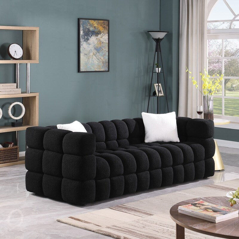 84.3 Canapé 3 places luxueux et spacieux en bouclette, recouvert de tissu Marshmallow, avec 2 coussins carrés décoratifs et accoudoirs carrés.