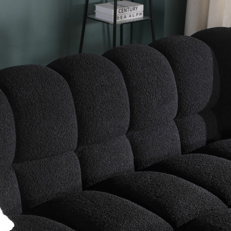 84.3 Canapé 3 places luxueux et spacieux en bouclette, recouvert de tissu Marshmallow, avec 2 coussins carrés décoratifs et accoudoirs carrés.