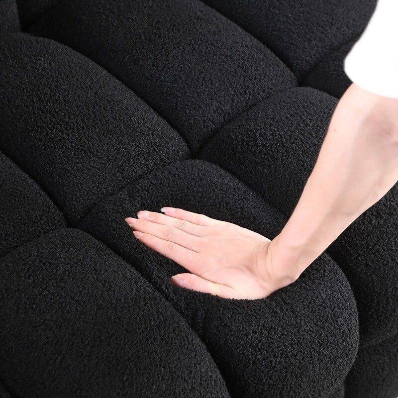 84.3 Canapé 3 places luxueux et spacieux en bouclette, recouvert de tissu Marshmallow, avec 2 coussins carrés décoratifs et accoudoirs carrés.