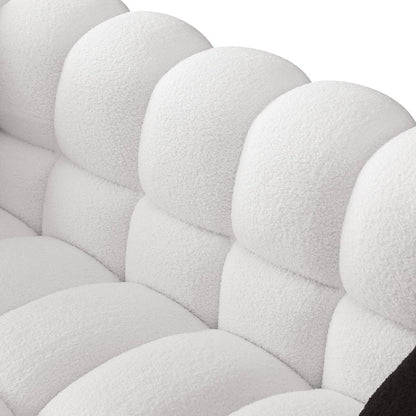 84.3 Canapé 3 places luxueux et spacieux en bouclette, recouvert de tissu Marshmallow, avec 2 coussins carrés décoratifs et accoudoirs carrés.