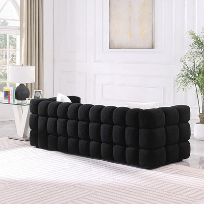 84.3 Canapé 3 places luxueux et spacieux en bouclette, recouvert de tissu Marshmallow, avec 2 coussins carrés décoratifs et accoudoirs carrés.