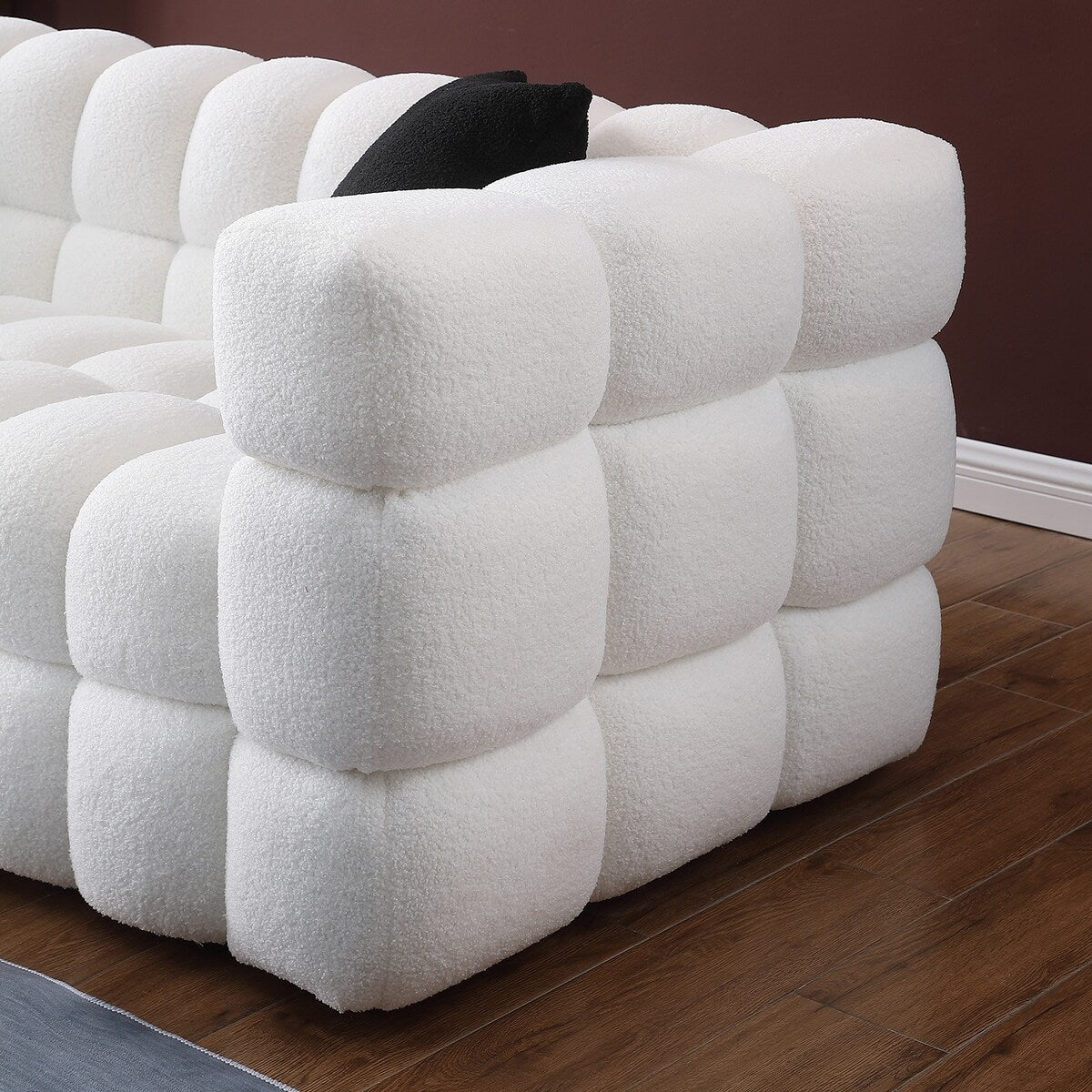 84.3 Canapé 3 places luxueux et spacieux en bouclette, recouvert de tissu Marshmallow, avec 2 coussins carrés décoratifs et accoudoirs carrés.