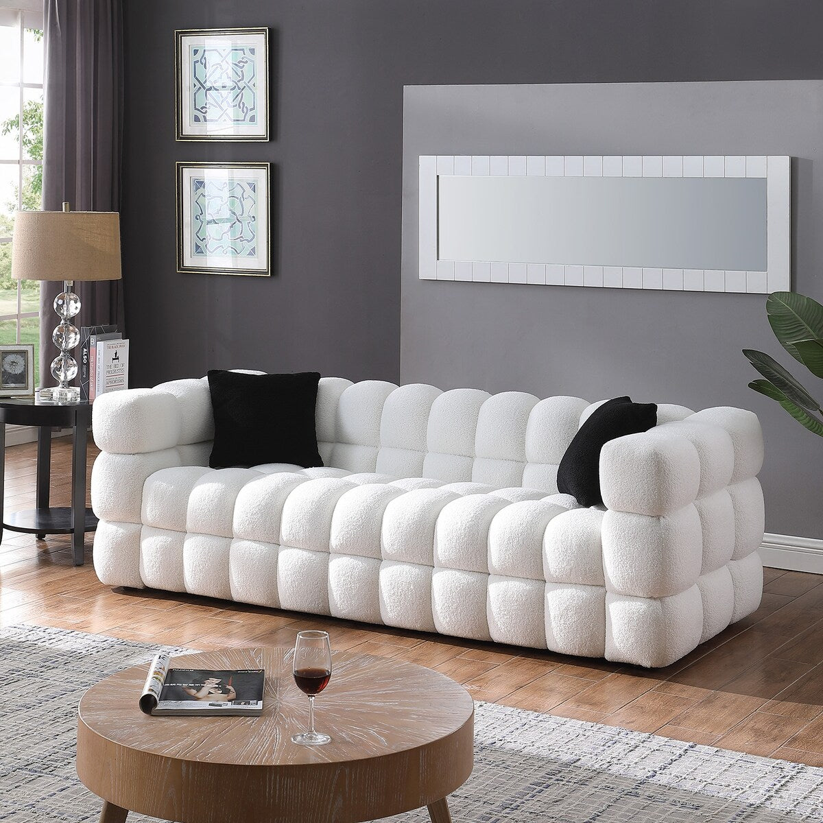 84.3 Canapé 3 places luxueux et spacieux en bouclette, recouvert de tissu Marshmallow, avec 2 coussins carrés décoratifs et accoudoirs carrés.