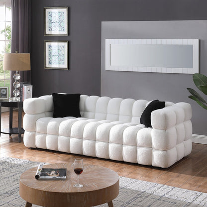 84.3 Canapé 3 places luxueux et spacieux en bouclette, recouvert de tissu Marshmallow, avec 2 coussins carrés décoratifs et accoudoirs carrés.