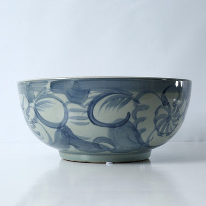 Bol bleu et blanc avec motif floral, env. 16 cm de diamètre.