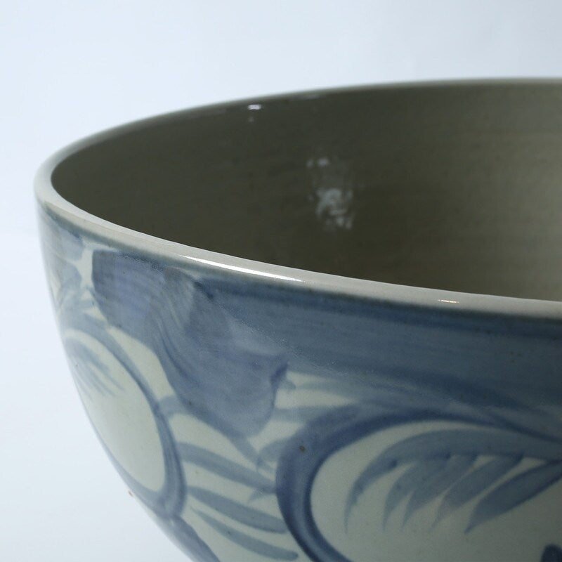 Bol bleu et blanc avec motif floral, env. 16 cm de diamètre.
