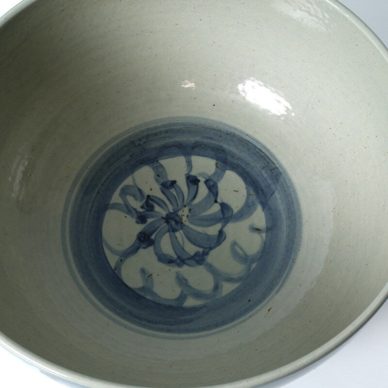 Bol bleu et blanc avec motif floral, env. 16 cm de diamètre.