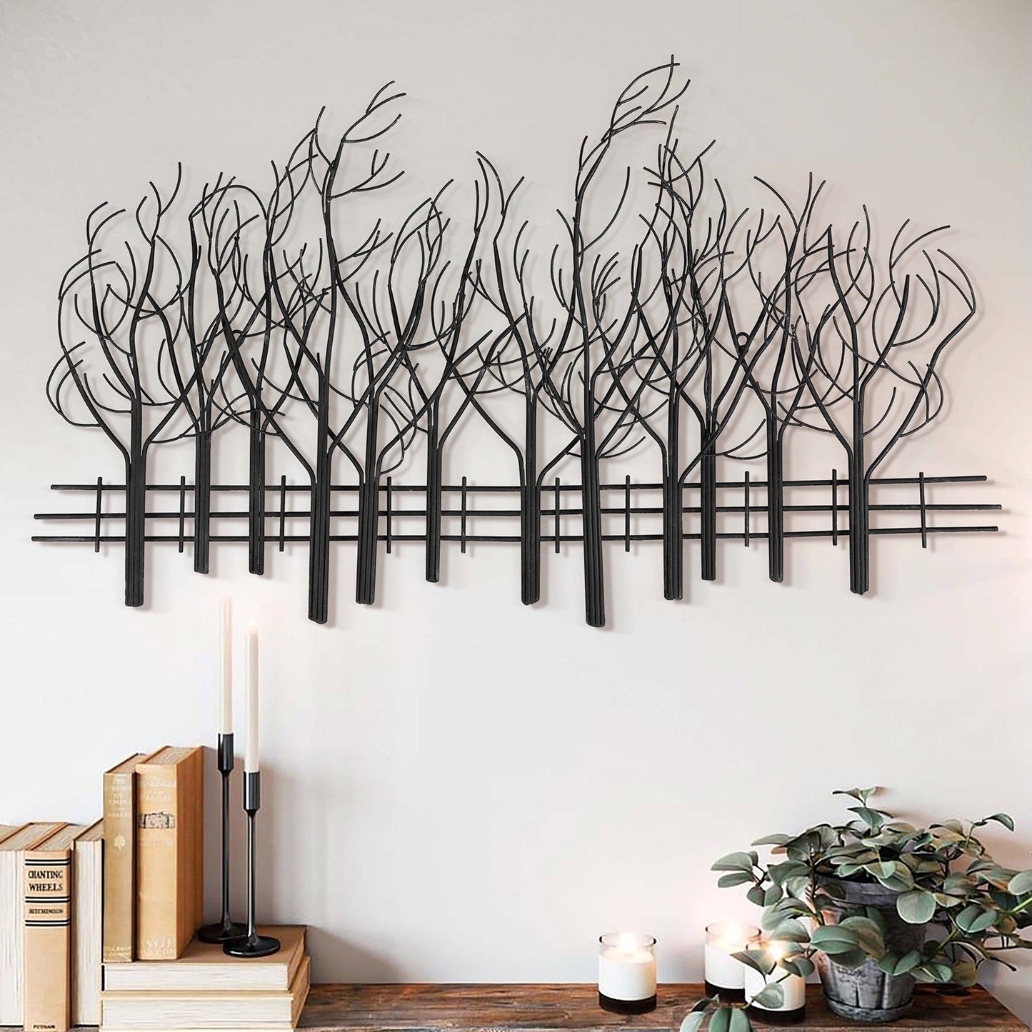 Décoration murale en métal noir représentant un champ d'arbres