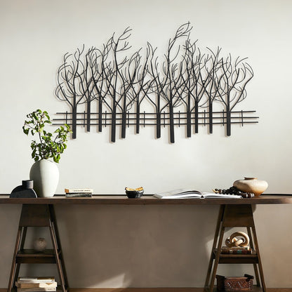 Décoration murale en métal noir représentant un champ d'arbres