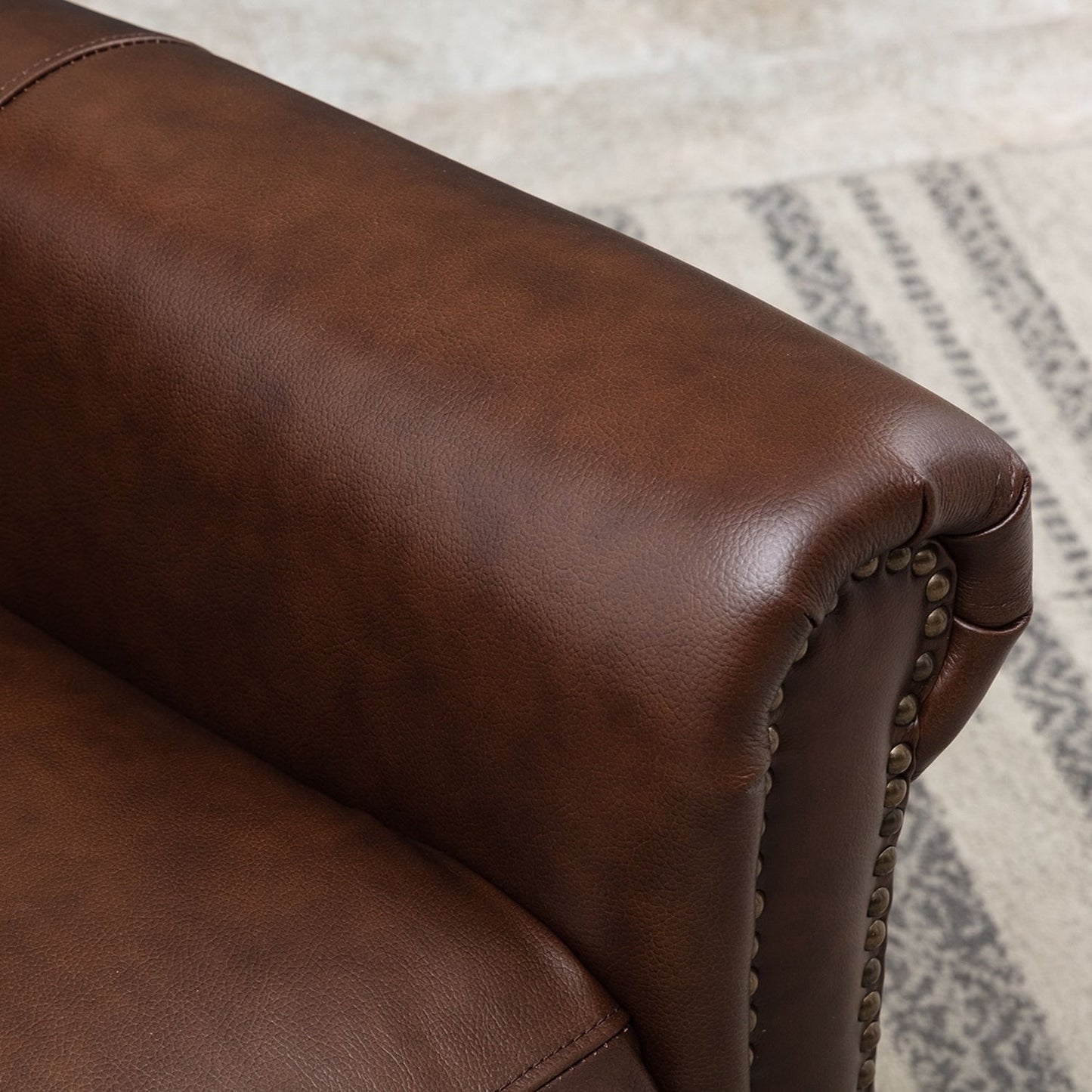 Fauteuil inclinable en cuir véritable avec accoudoirs et dossier confortables.