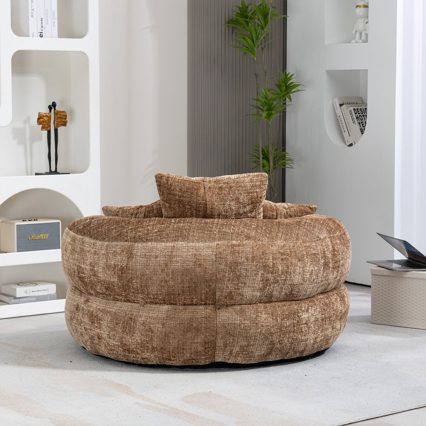 Canapé pouf géant en chenille 42.52 couleur café, avec trois coussins, pour chambre à coucher.